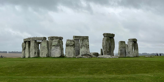 Aus mehreren zugehauenen Felsen gebildeter Steinkreis (Stonehenge)