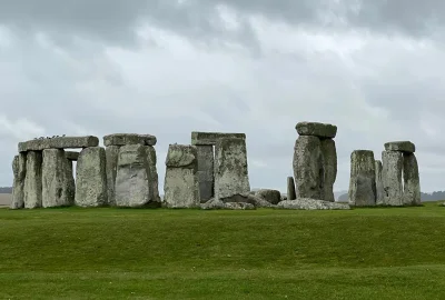 Aus mehreren zugehauenen Felsen gebildeter Steinkreis (Stonehenge)