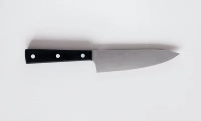 Großes Messer auf Tischplatte