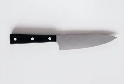 Großes Messer auf Tischplatte