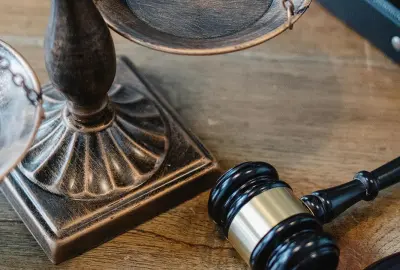 Waage und Hammer auf Tisch in Gerichtssaal