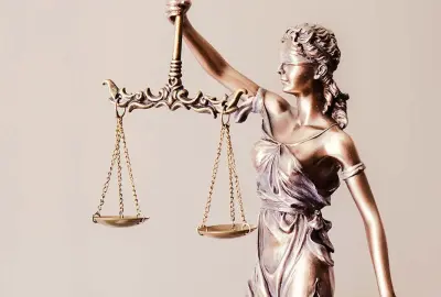 Justitia-Figur mit verbundenen Augen