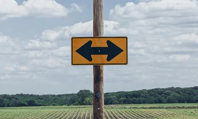 Straßenschild mit beidseitigem Pfeil