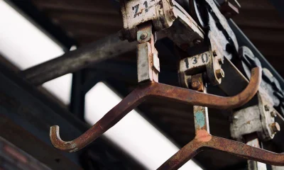 Rostige Haken in einer verlassenen tierverarbeitenden Anlage