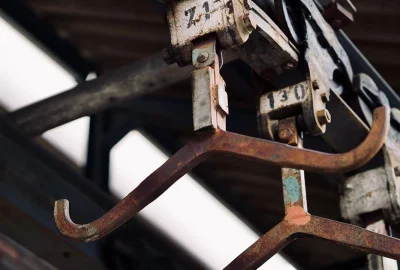 Rostige Haken in einer verlassenen tierverarbeitenden Anlage