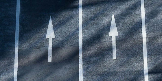 Straßenmarkierung: Zwei Pfeile weisen in dieselbe Richtung