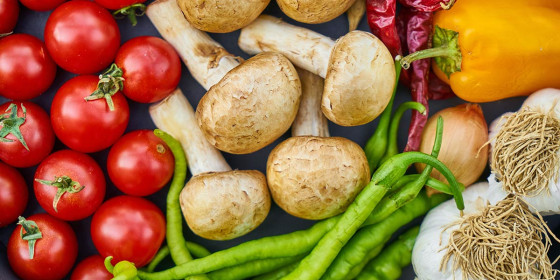 Frische Tomaten, Champignons, Peperoni, Paprika und Knoblauch