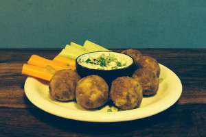 Selbstgemachte Falafel mit veganem Kräuterdip, Gurken- und Karotten-Stäbchen