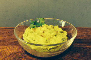 Hausgemachte Guacamole, servierfertig im Glasschälchen