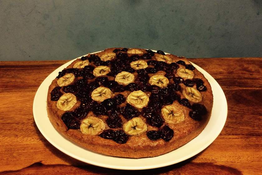 Die Zutaten für einen einfachen veganen Kirsch-Nuss-Kuchen