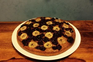 Einfach und schnell zubereiteter Kirsch-Nuss-Kuchen mit Bananen (vegan)