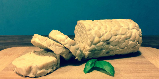 Tempeh in Rollenform, in Scheiben geschnitten